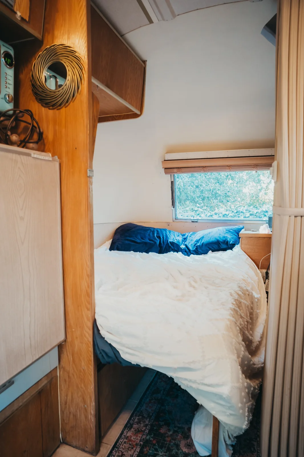 Caravel bedroom with white bedding and dark blue pillows
